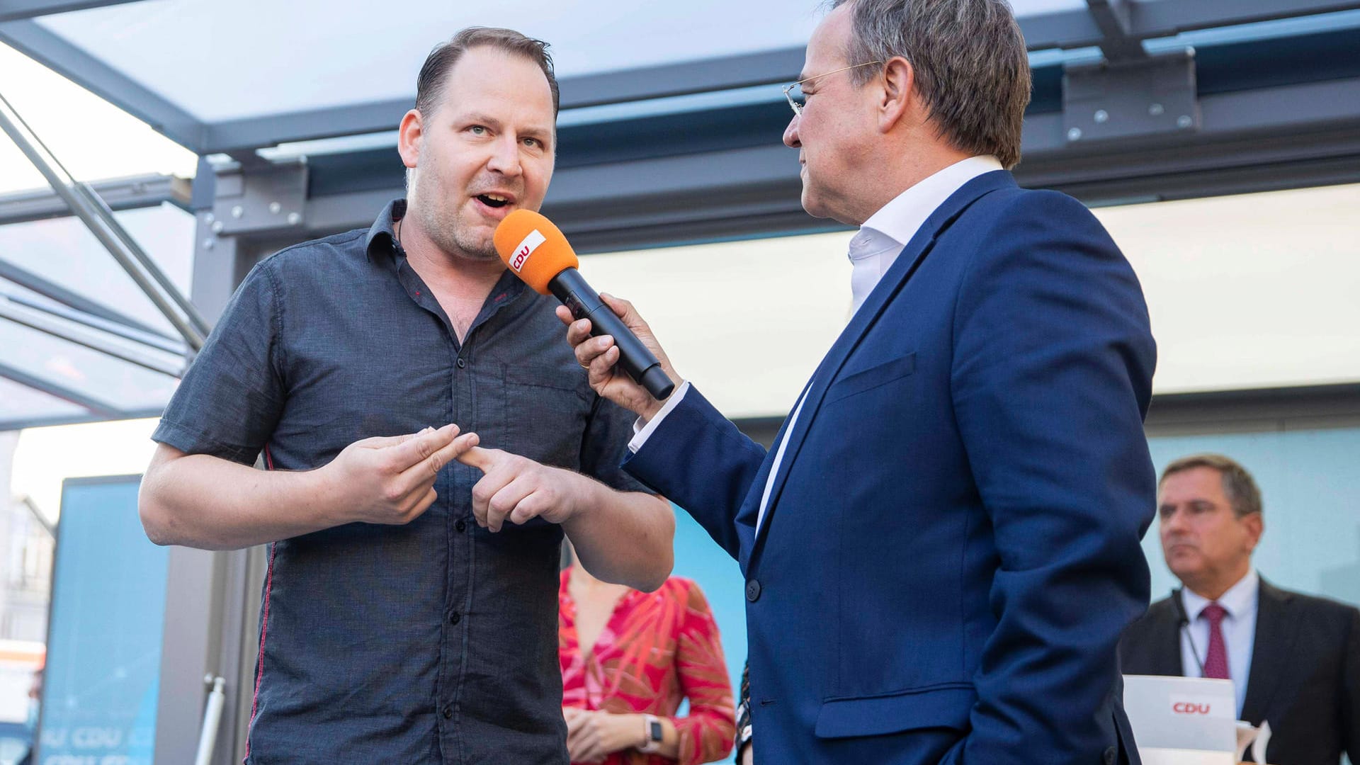 "Querdenker" Thomas Brauner (l.) und Armin Laschet in Erfurt: Die Begegnung ist Teil eines Wahlwerbespots der CDU.