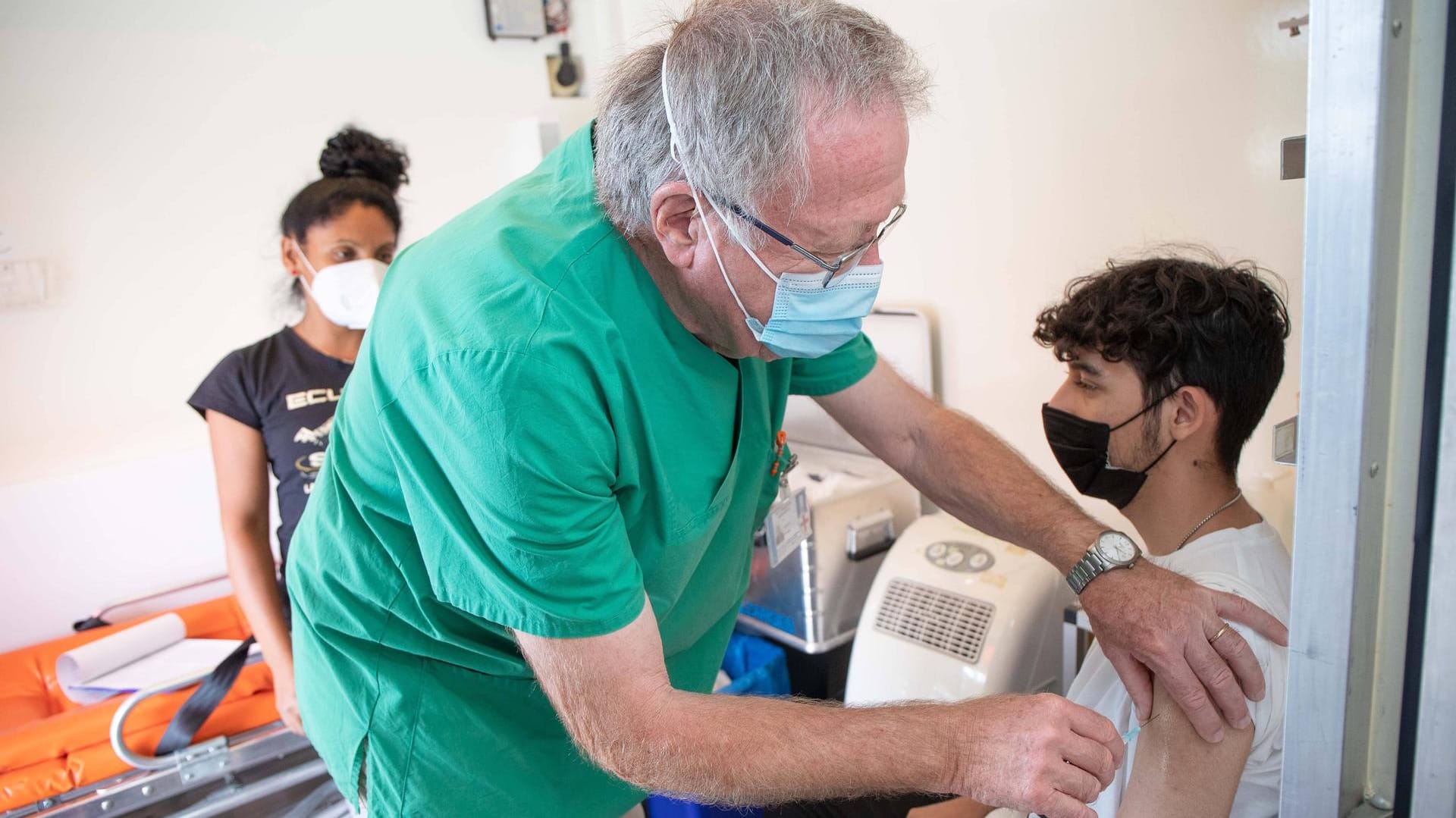 Corona-Impfung (Symbolbild): Sollten Krankenversicherungen bei Tarifen zwischen Geimpften und Ungeimpften unterscheiden? Ein aktueller Vorschlag sorgt für Wirbel.