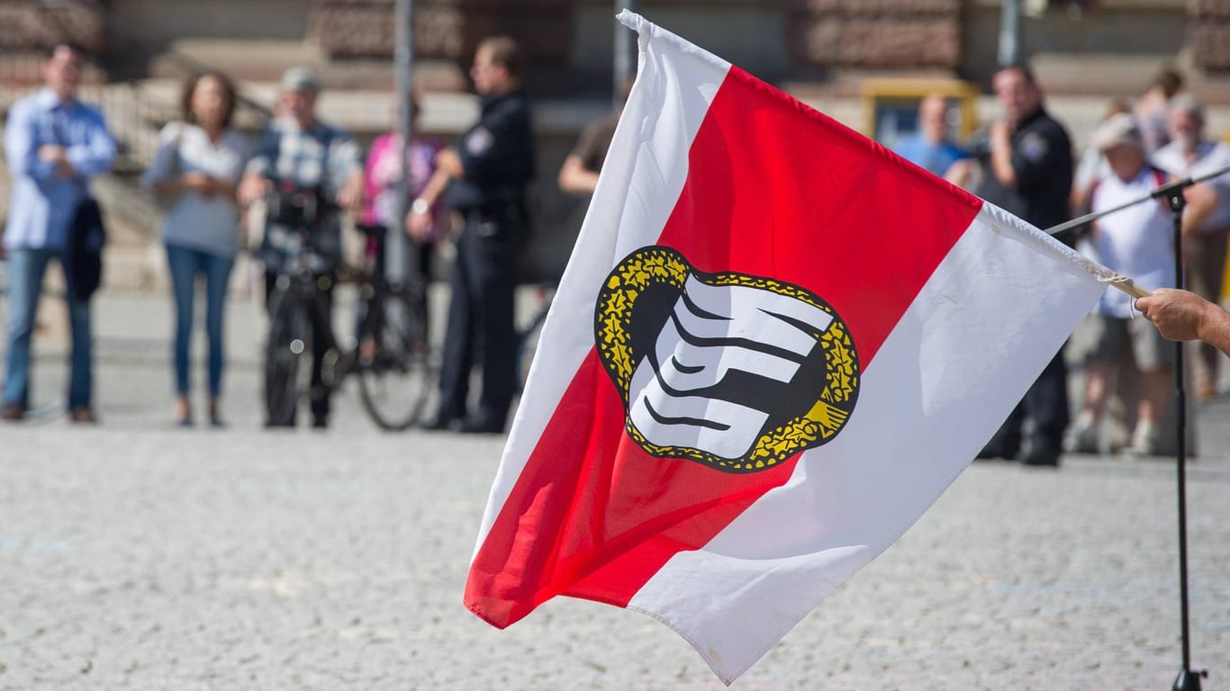 Flagge der NPD: In Mecklenburg-Vorpommern ist es zu einer Rangelei zwischen einem Grünenpolitiker und Anhängern der rechtsextremen Partei gekommen.