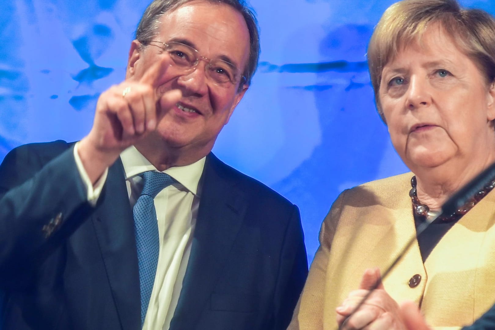 Armin Laschet und Angela Merkel am Dienstagabend in Stralsund: Die Reden der beiden wurden von Pfiffen und Buh-Rufen begleitet.