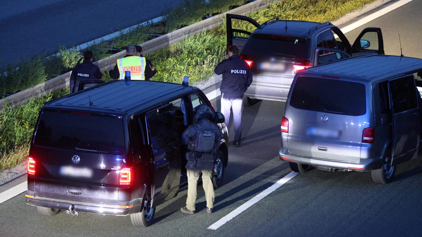Polizisten mit ihren Fahrzeugen auf der Autobahn 9 bei Hilpoltstein: Verletzte hat es beim Zugriff der Beamten in dem Reisebus nicht gegeben.