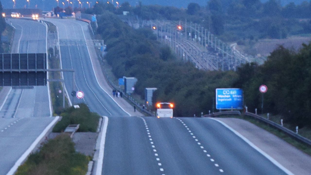 Der betroffene Reisebus steht auf der Autobahn 9 in Fahrtrichtung München.