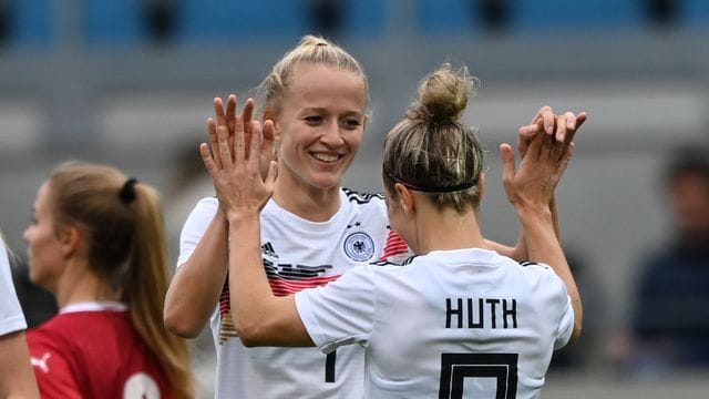 Empfiehlt sich mit ihren vier Toren gegen Serbien für die EM in England: Lea Schüller (l) feiert das 4:1 mit Svenja Huth. Empfiehlt sich mit ihren vier Toren gegen Serbien für die EM in England: Lea Schüller (l) feiert das 4:1 mit Svenja Huth.