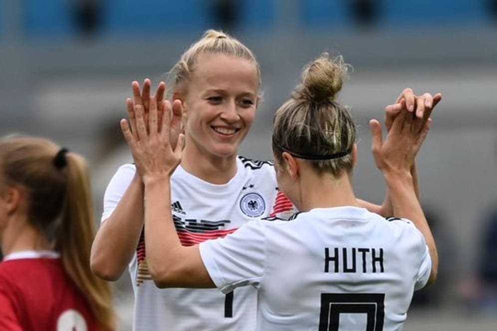 Empfiehlt sich mit ihren vier Toren gegen Serbien für die EM in England: Lea Schüller (l) feiert das 4:1 mit Svenja Huth.