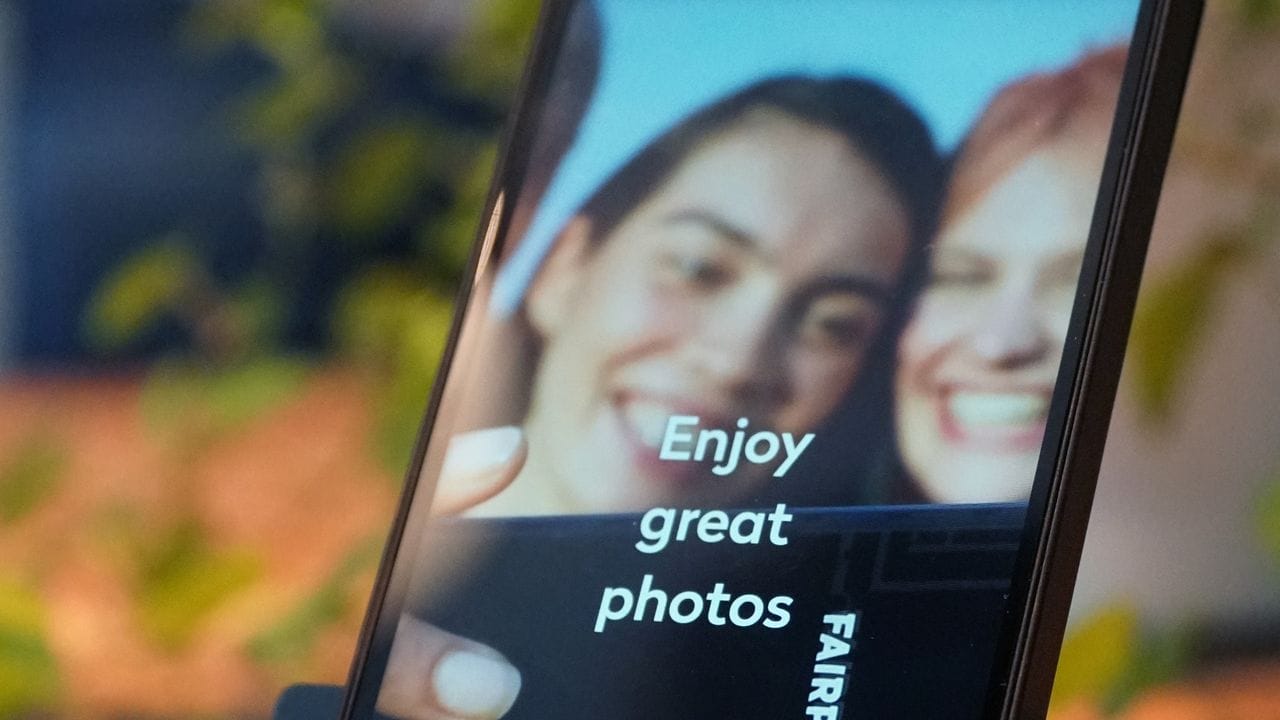 Hersteller Fairphone siegt im Test der Stiftung Warentest in Sachen Unternehmensverantwortung bei der Smartphone-Produktion. Hersteller Fairphone siegt im Test der Stiftung Warentest in Sachen Unternehmensverantwortung bei der Smartphone-Produktion.