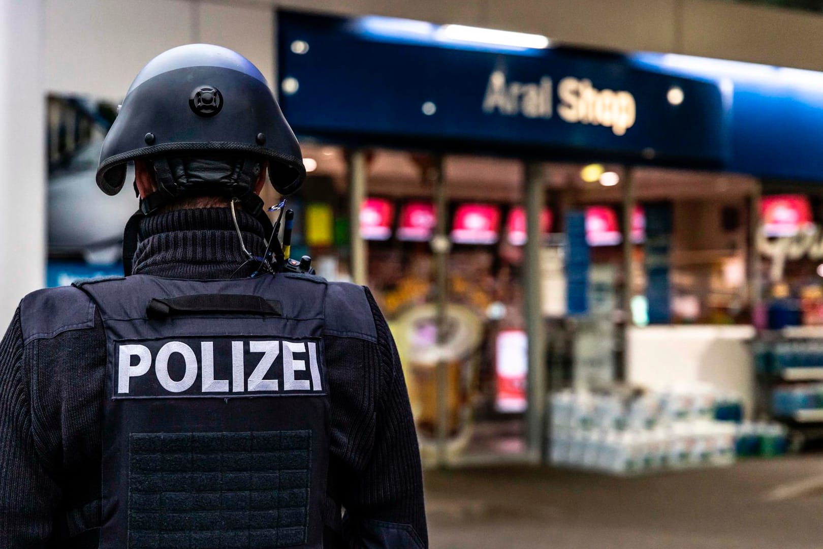 Ein Polizist sichert eine Tankstelle in Idar-Oberstein ab: In dem Ort hatte ein mutmaßlicher Corona-Leugner dem Kassierer der Tankstelle in den Kopf geschossen.