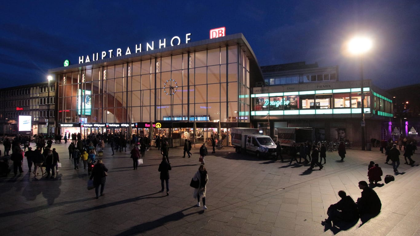 Hauptbahnhof in Köln (Archivbild): Dort hat ein Teenager mehrere Autos angezündet.