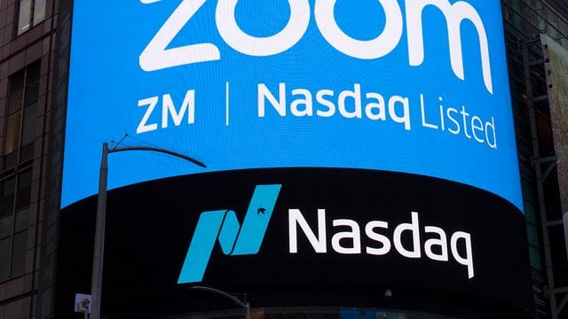 Ein Display weist auf das IPO von Zoom Video Communications hin, vor dem Börsengang an der Nasdaq in New York. Ein Display weist auf das IPO von Zoom Video Communications hin, vor dem Börsengang an der Nasdaq in New York.