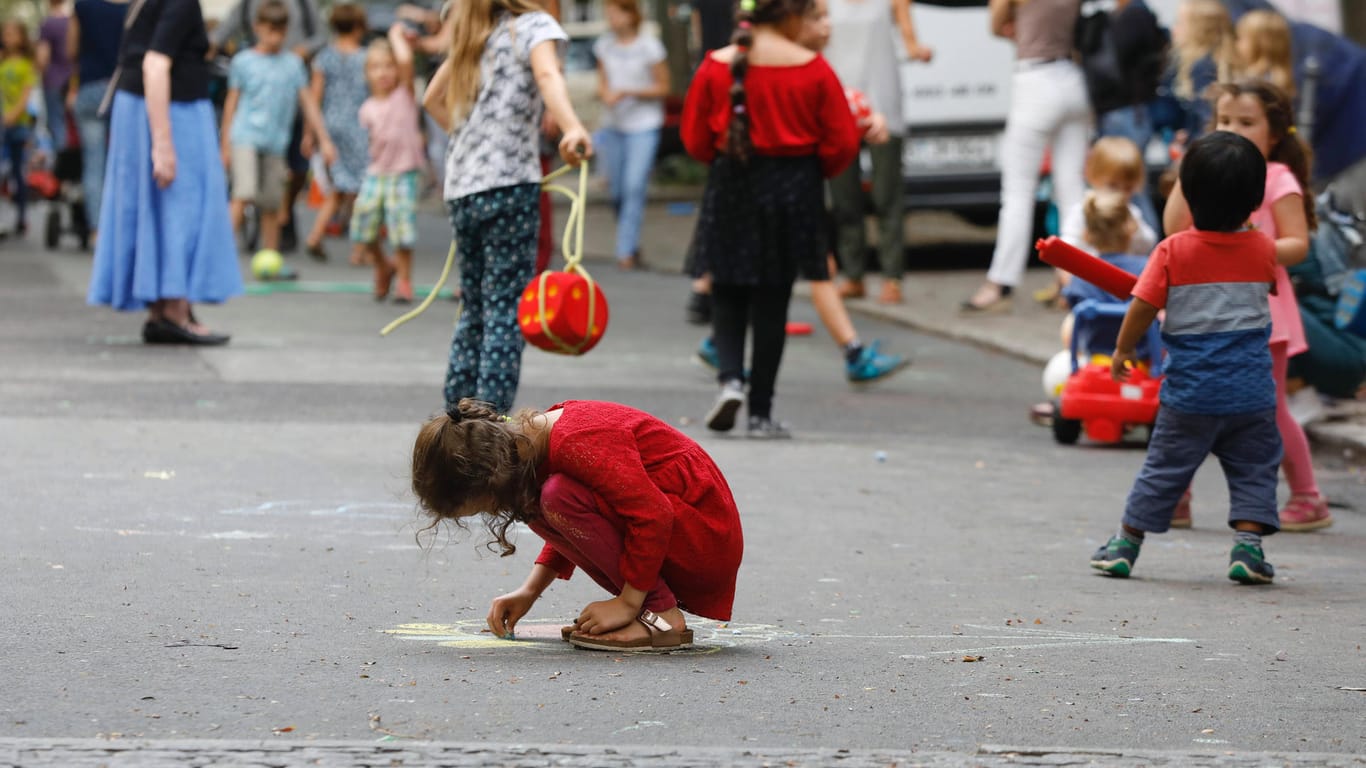 Kinder spielen auf einer temporären Spielstraße in Kreuzberg (Archivbild): Am "Internationalen autofreien Tag" wird dafür geworben, das Auto stehen zu lassen.