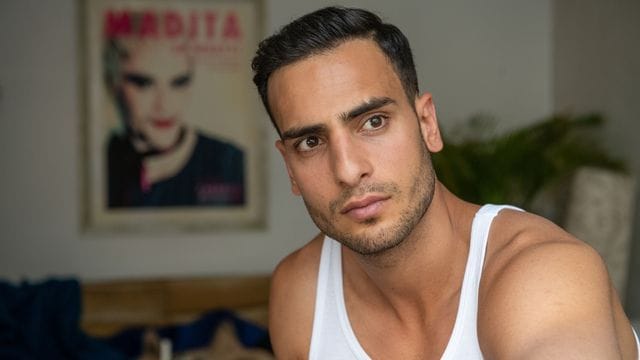 Nihat (Timur Ülker) wird von seinen Gefühlen heimgesucht in einer Szene der Soap "Nihat – Alles auf Anfang".