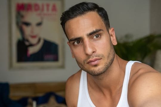 Nihat (Timur Ülker) wird von seinen Gefühlen heimgesucht in einer Szene der Soap "Nihat – Alles auf Anfang".