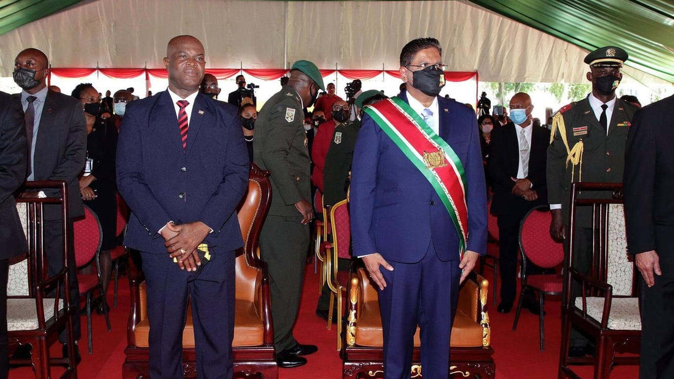 Macht auch im Anzug eine gute Figur: Ronnie Brunswijk (2.v.l.) an der Seite von Surinams Präsident Chan Santokhi.
