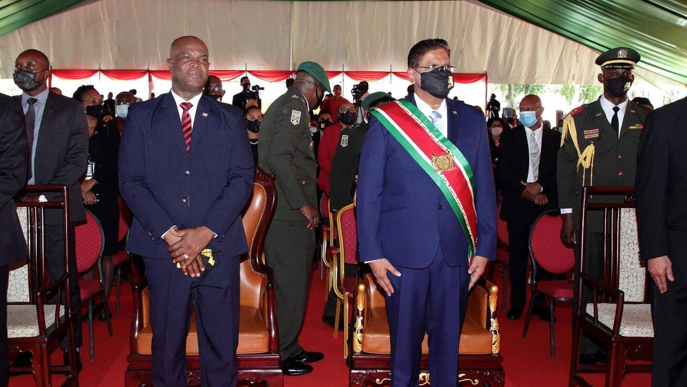 Macht auch im Anzug eine gute Figur: Ronnie Brunswijk (2.v.l.) an der Seite von Surinams Präsident Chan Santokhi. Macht auch im Anzug eine gute Figur: Ronnie Brunswijk (2.v.l.) an der Seite von Surinams Präsident Chan Santokhi.