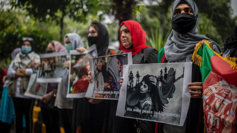 Afghanische Frauen protestieren für den Frieden: Die Taliban schränken Frauen massiv ein.