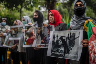 Afghanische Frauen protestieren für den Frieden: Die Taliban schränken Frauen massiv ein.