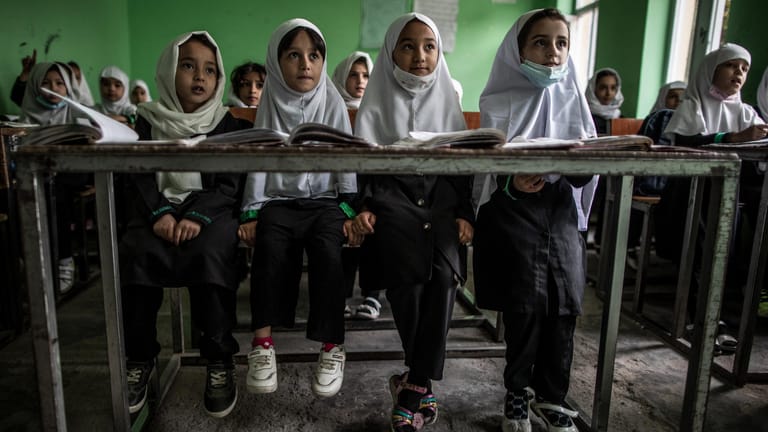 Junge afghanische Mädchen besuchen den Unterricht in einer Grundschule in Kabul.