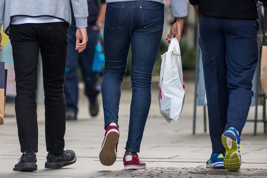 Junge Erwachsene achten beim Einkauf vor allem auf die Qualität und den Preis, so das Ergebnis einer Umfrage.
