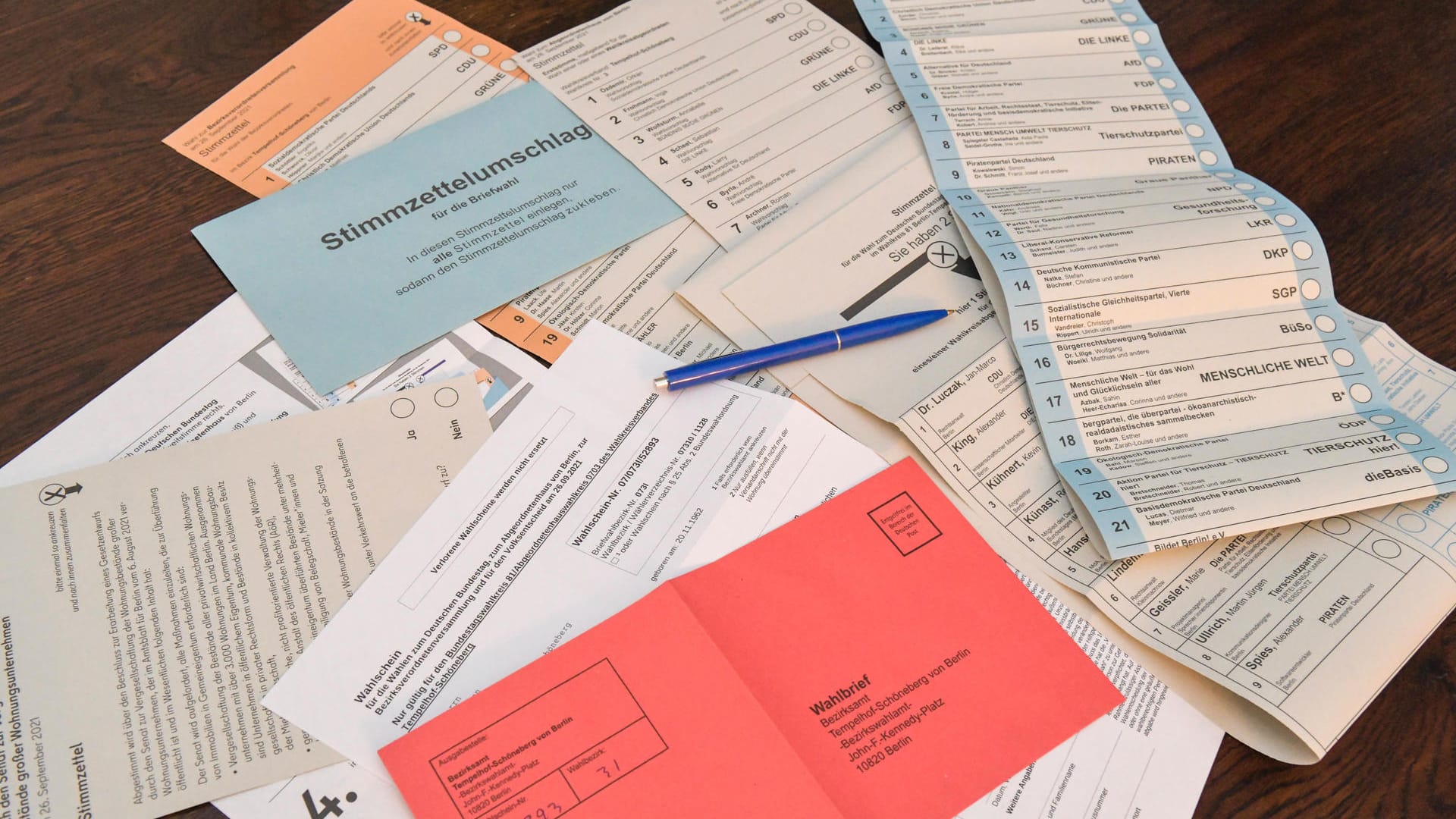 Briefwahlunterlagen für die anstehenden Wahlen in Berlin (Symbolbild): Corona-bedingt zeichnet sich vielerorts ein Rekord bei der Briefwahlbeteiligung ab. Briefwahlunterlagen für die anstehenden Wahlen in Berlin (Symbolbild): Corona-bedingt zeichnet sich vielerorts ein Rekord bei der Briefwahlbeteiligung ab.