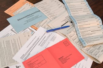 Briefwahlunterlagen für die anstehenden Wahlen in Berlin (Symbolbild): Corona-bedingt zeichnet sich vielerorts ein Rekord bei der Briefwahlbeteiligung ab.