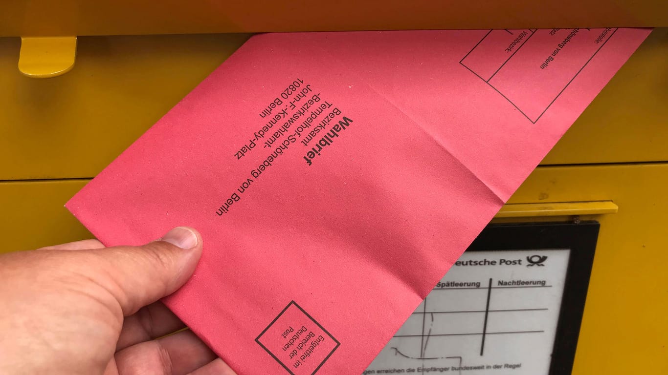 Ein Wahlbrief wird in einen Briefkasten geworfen (Symbolbild): In der Hauptstadt stehen am 26. September gleich mehrere Wahlen an.