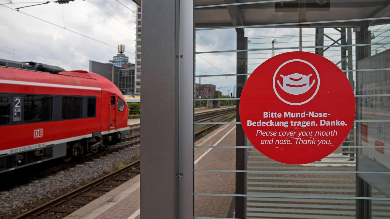 Ein Hinweis auf das Tragen einer Mund-Nasen-Bedeckung am Dortmunder Hauptbahnhof (Symbolbild): Ein Bahnmitarbeiter, der lediglich diese Regel durchsetzen wollte, kam am Dienstag mit Verletzungen davon.