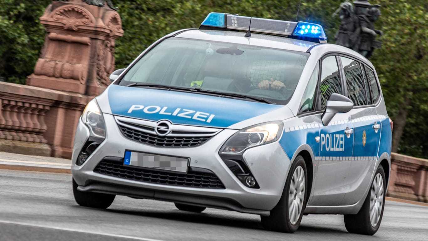 Einsatzwagen der Berliner Polizei (Symbolfoto): Am Dienstag wurde die Wohnung eines NPD-Politikers durchsucht.