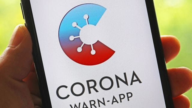 Die offizielle Corona-Warn-App ist auf einem Smartphone zu sehen.