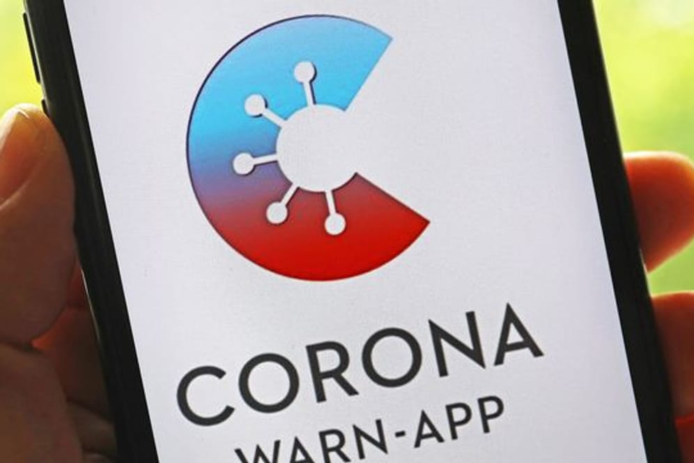 Die offizielle Corona-Warn-App ist auf einem Smartphone zu sehen.