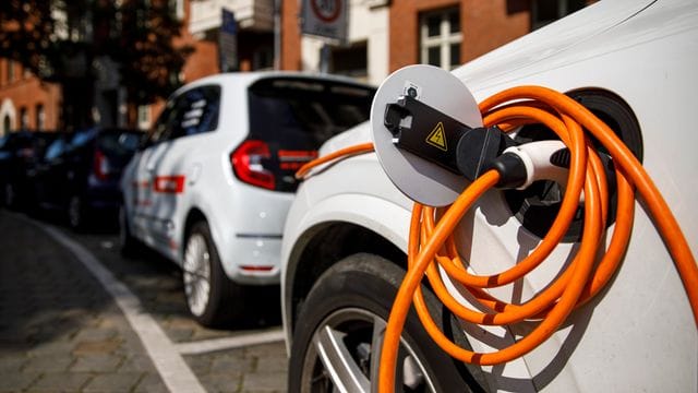 E-Autos: Laut einer Auswertung sind die Reparaturen oft teurer als bei Benzin- oder Diesel-Fahrzeugen.