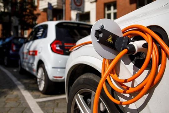 E-Autos: Laut einer Auswertung sind die Reparaturen oft teurer als bei Benzin- oder Diesel-Fahrzeugen.