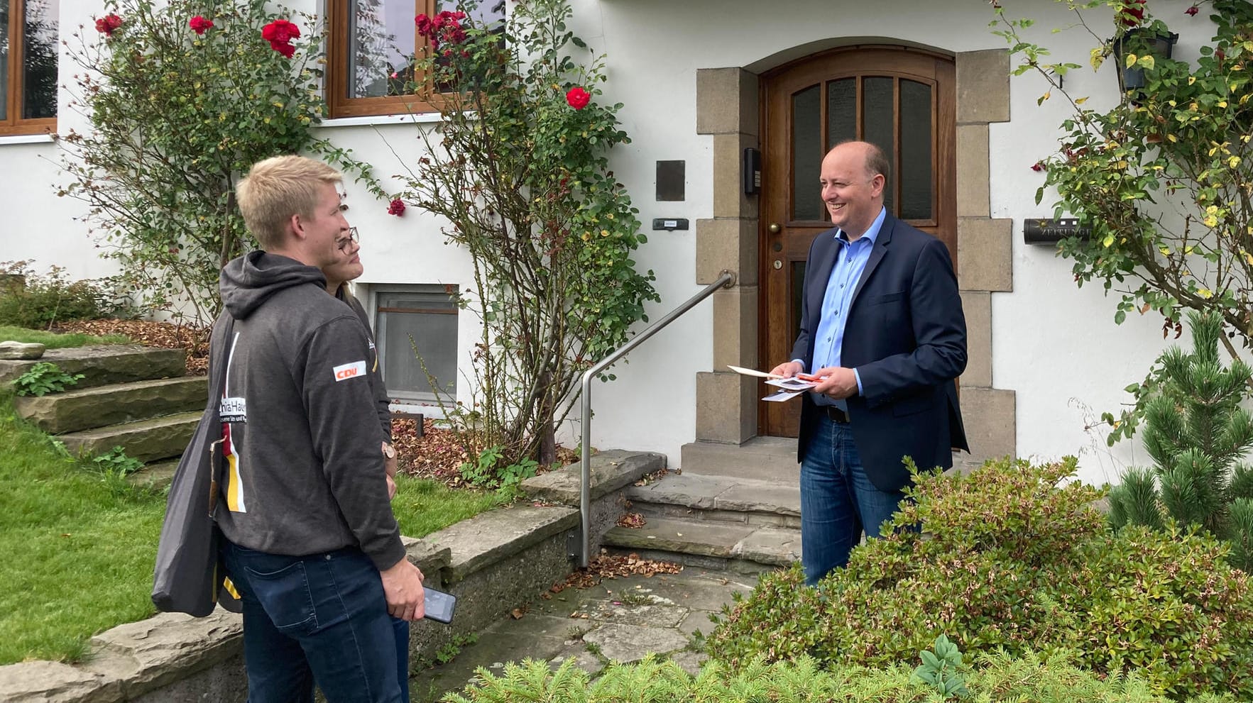 Hausbesuche: Matthias Hauer und sein Team lassen sich nicht beirren.