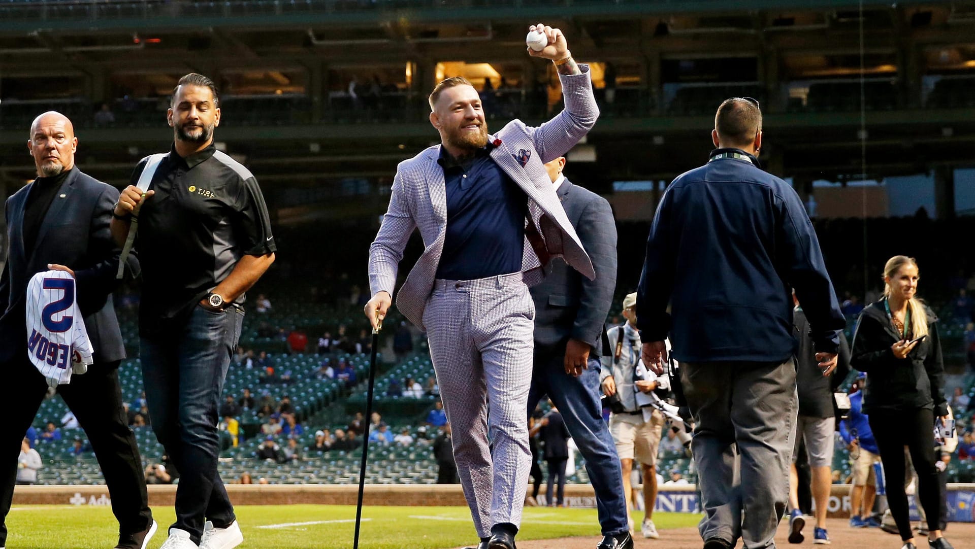 Er ahnte nicht, was passieren würde: Mit einem Lachen im Gesicht und Ball in der Hand kommt Conor McGregor aufs Spielfeld. Er ahnte nicht, was passieren würde: Mit einem Lachen im Gesicht und Ball in der Hand kommt Conor McGregor aufs Spielfeld.