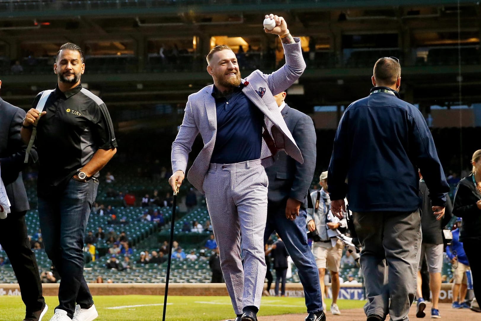 Er ahnte nicht, was passieren würde: Mit einem Lachen im Gesicht und Ball in der Hand kommt Conor McGregor aufs Spielfeld.