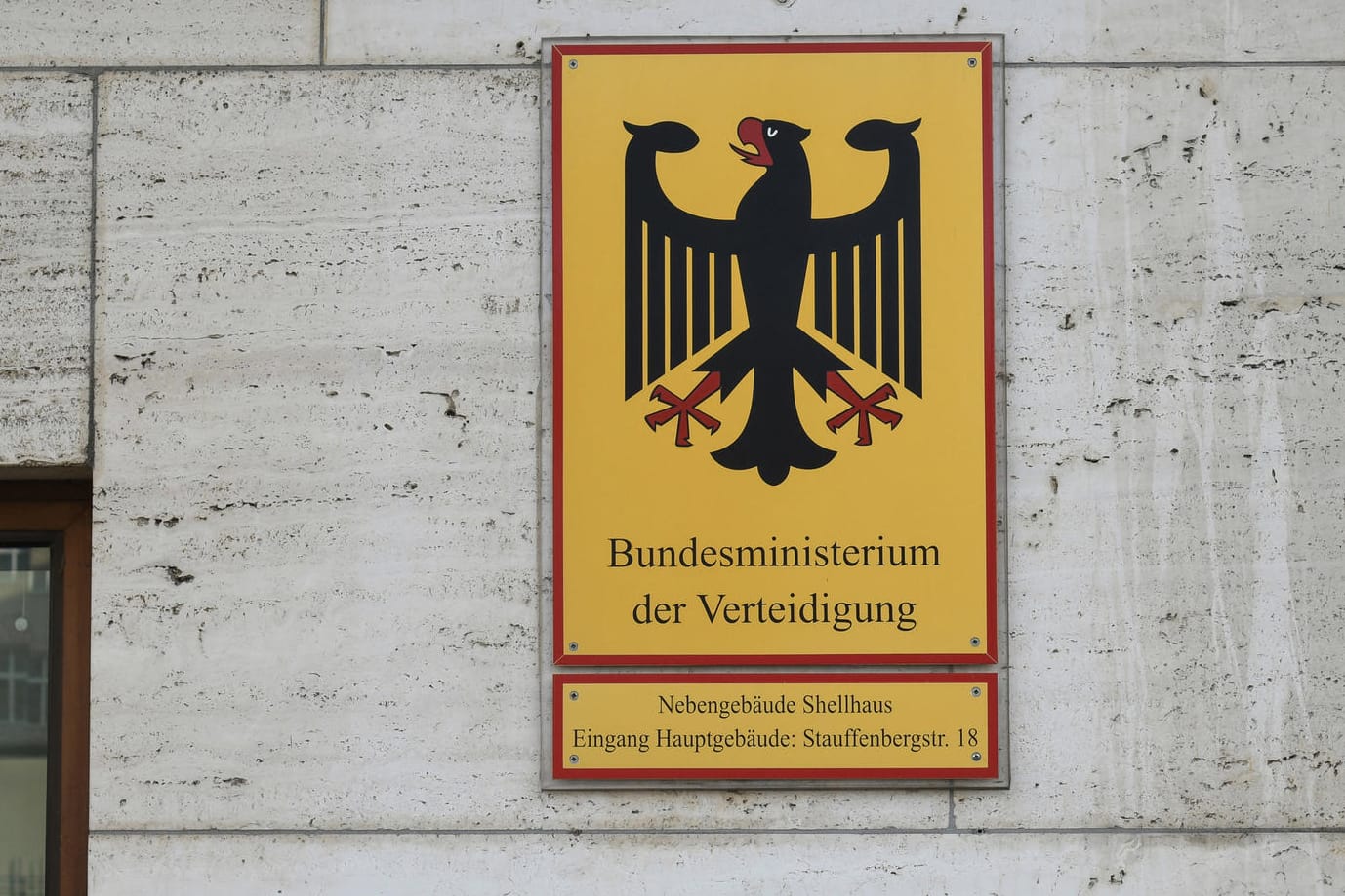Tafel mit Schriftzug "Bundesministerium für Verteidigung": Der Verdächtige ist derzeit von allen sicherheitsrelevanten Aufgaben freigestellt (Symbolbild).
