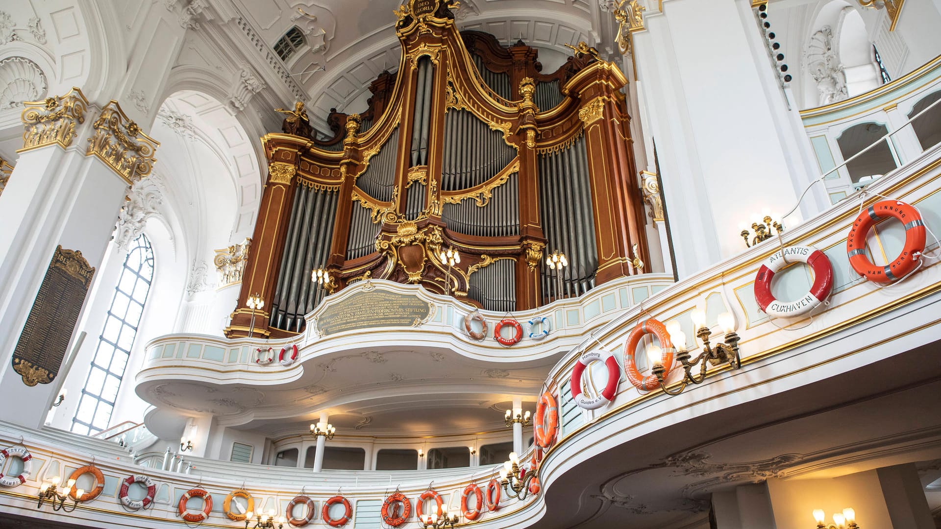 Rettungsringe hängen im Hamburger Michel (Archivbild): Die Spendenaktion ist beendet worden. Rettungsringe hängen im Hamburger Michel (Archivbild): Die Spendenaktion ist beendet worden.