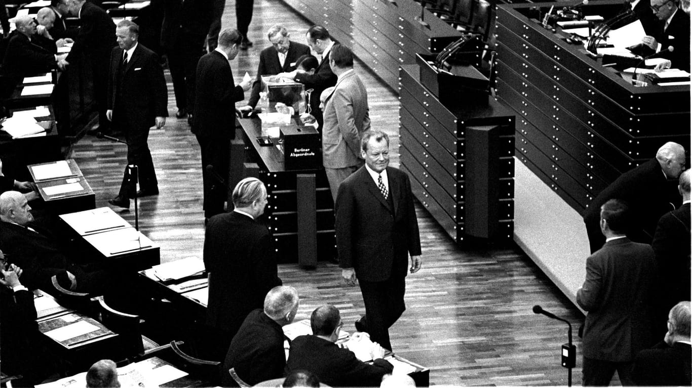 Willy Brandt (Mitte, gehend): 1969 wurde der Sozialdemokrat Bundeskanzler.
