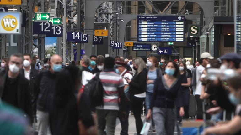 Reger Andrang an Bahnreisenden auf dem Querbahnsteig im Hauptbahnhof Frankfurt (Symbolbild): In der Bahnhofshalle hatte sich die Familie der 14-Jährigen zur Ruhe gesetzt.