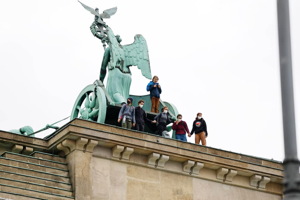 Eine Gruppe von Klimaaktivisten steht hinter der Quadriga auf dem Brandenburger Tor (Symbolbild): Die Klimaliste Berlin versteht sich als politischer Arm der Bewegung und will deren Forderungen ins Berliner Abgeordnetenhaus bringen.
