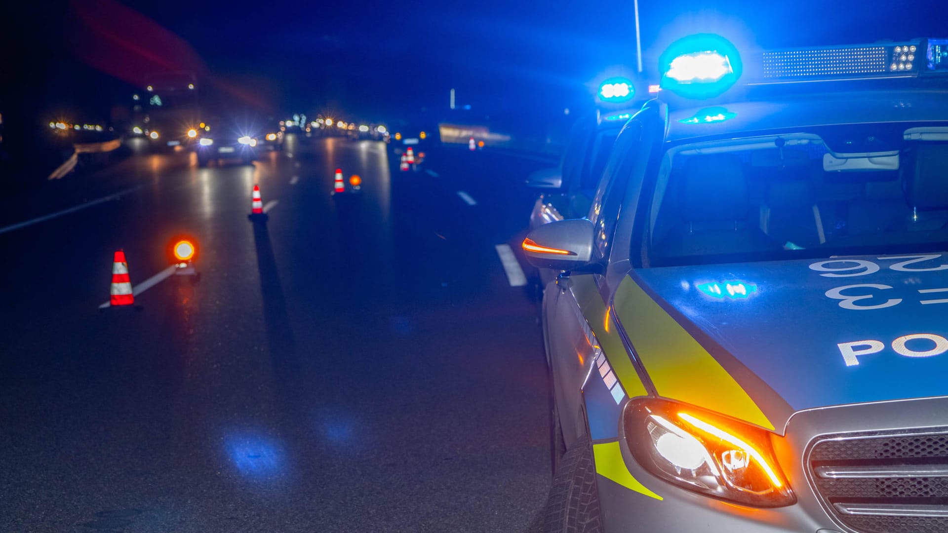 Polizeiwagen bei Nacht: Die Kinder hatten einen Notruf abgesetzt, als sie die Orientierung verloren hatten (Symbolbild).