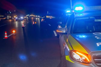 Polizeiwagen bei Nacht: Die Kinder hatten einen Notruf abgesetzt, als sie die Orientierung verloren hatten (Symbolbild).