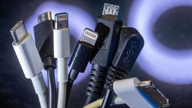 Die EU-Kommission will am Donnerstag einen Gesetzesvorschlag für einheitliche Ladebuchsen an Handys, Tablets und anderen Elektrogeräten machen. Die EU-Kommission will am Donnerstag einen Gesetzesvorschlag für einheitliche Ladebuchsen an Handys, Tablets und anderen Elektrogeräten machen.