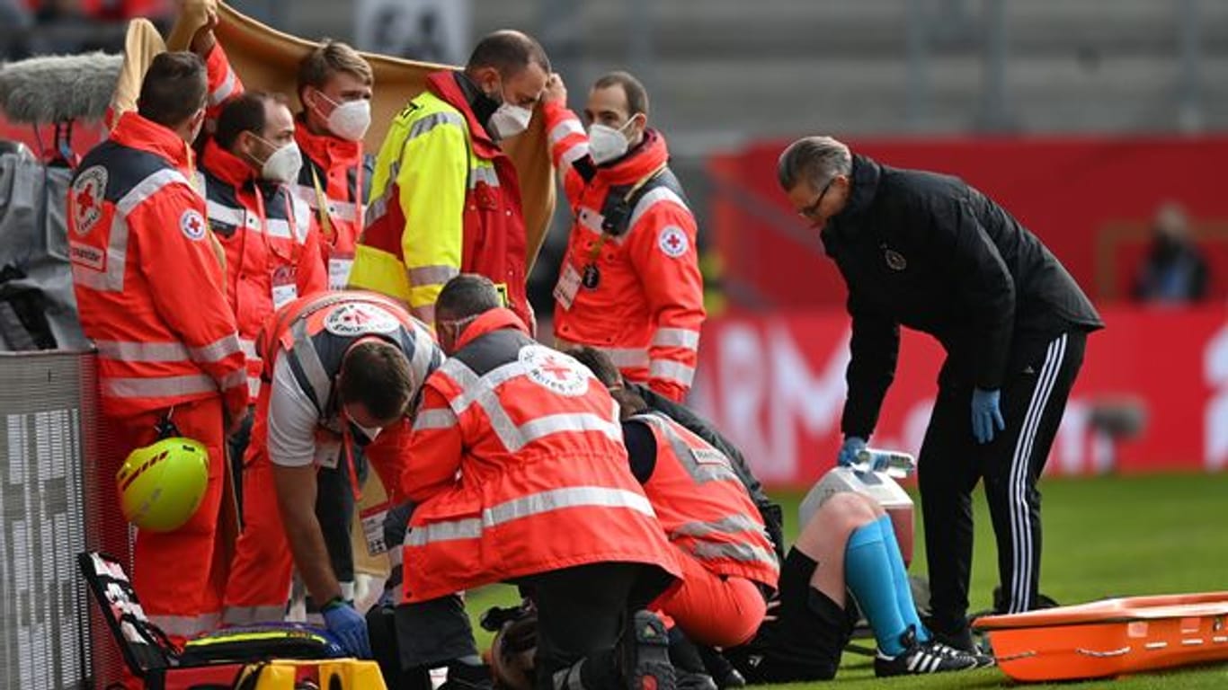 Schiedsrichter-Assistentin Helen Edwards war kurz vor der Halbzeit medizinisch behandelt worden und konnte nicht mehr weitermachen.