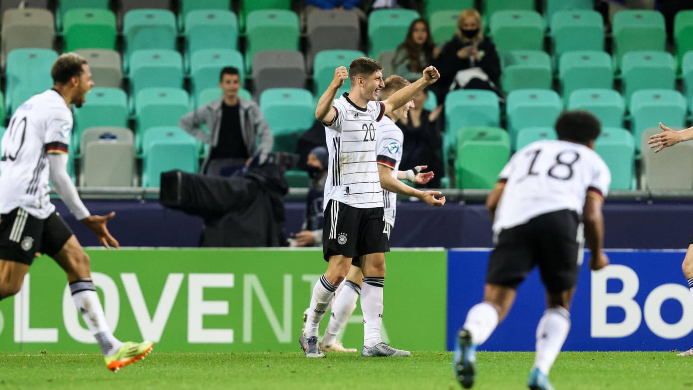 Vitaly Janelt (Mitte, Nummer 20) reißt nach dem Abpfiff des U21-EM-Endspiels gegen Portugal die Arme in die Höhe.