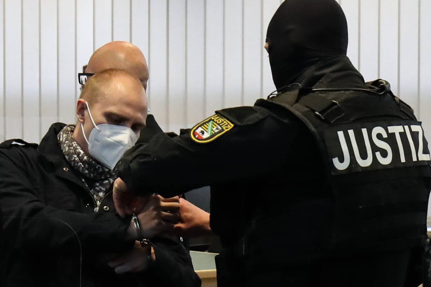 Der Attentäter von Halle, Stephan B., im Gericht: Eine Polizistin schrieb ihm monatelang Briefe.