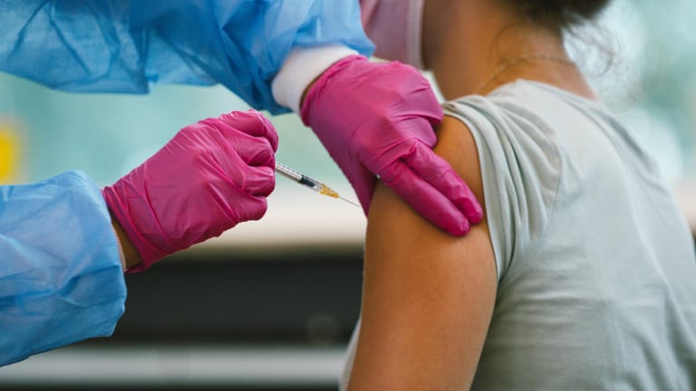 Corona-Impfung: Auf ungeimpfte Bürger kommen künftig Kosten zu.