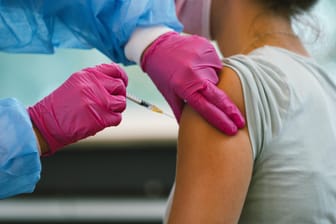 Corona-Impfung: Auf ungeimpfte Bürger kommen künftig Kosten zu.