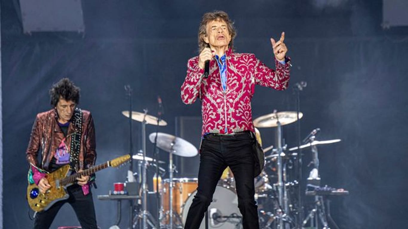 Ronnie Wood (l) und Mick Jagger - Bei ihrem ersten Bühnenauftritt seit dem Tod von Charlie Watts haben die Rolling Stones ihres gestorbenen Schlagzeugers gedacht.