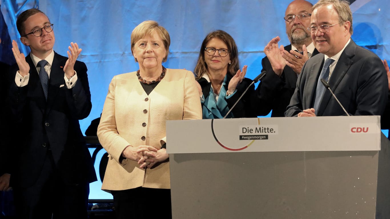 Wahlkampf in Stralsund: Angela Merkel bei einem ihrer wenigen Wahlkampfauftritte mit Armin Laschet.