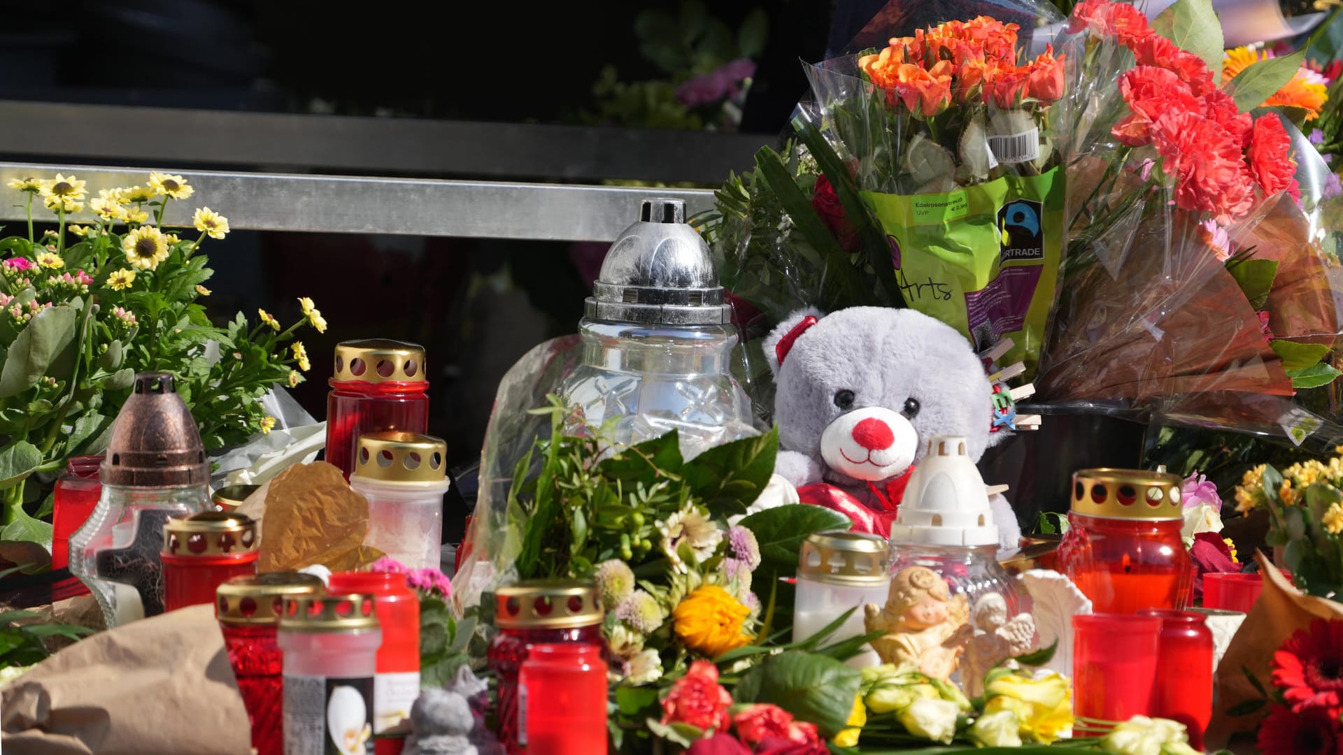 Unfassbare Tat: Einwohner von Idar-Oberstein haben an der Tankstelle Blumen und Kerzen abgelegt.