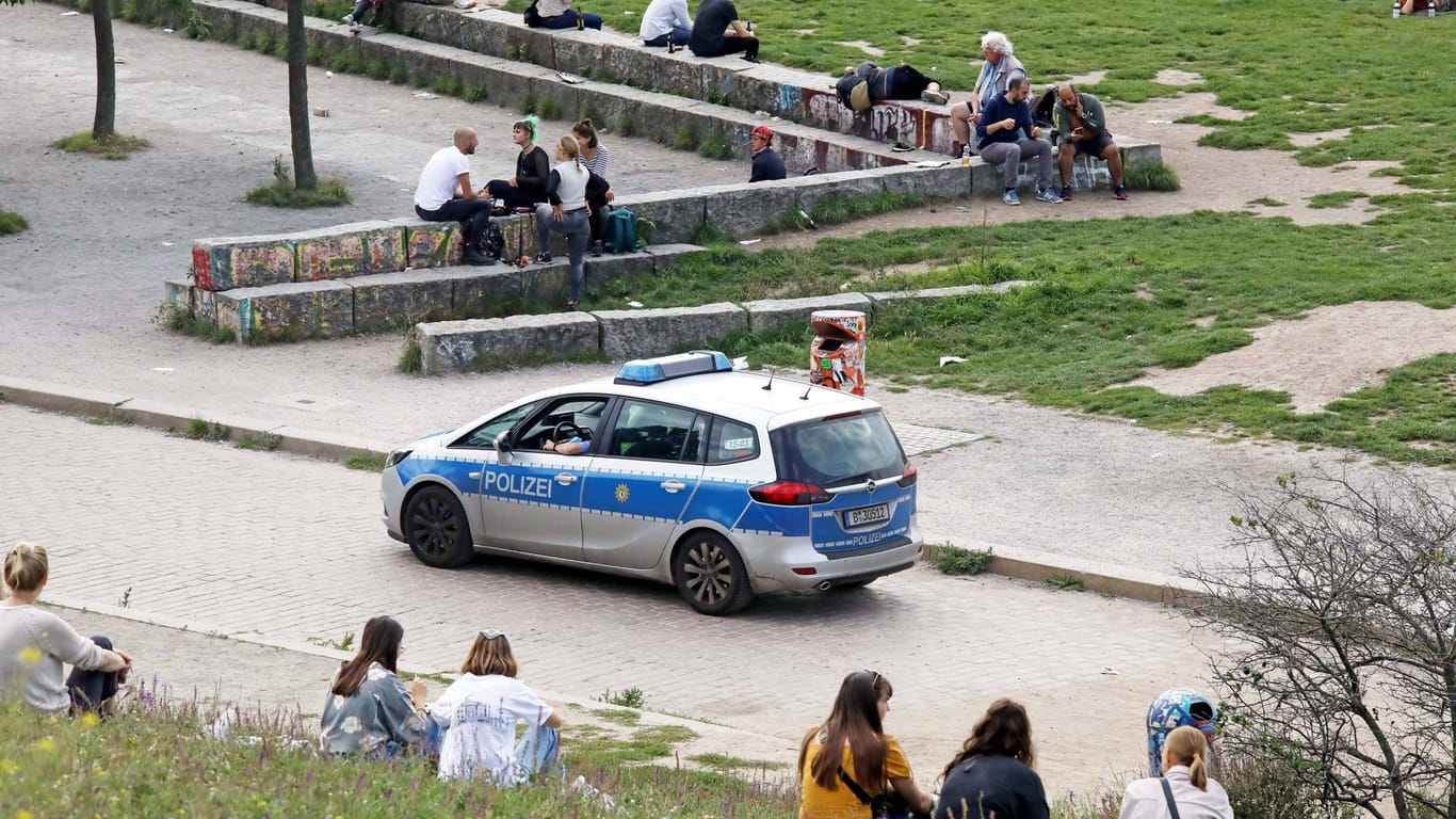 Eine Polizeistreife fährt durch den Berliner Mauerpark (Symbolbild): Auch hier begingen stadtbekannte Intensivtäter bei Partynächten immer wieder Straftaten, so die Polizei.